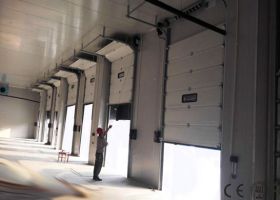 重型工業(yè)提升門在哪里買？-廣州奇翔